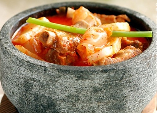辣尚瘾：排骨年糕泡菜锅的做法