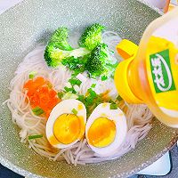 #太太乐鲜鸡汁芝麻香油#鲜鸡汤面的做法图解5