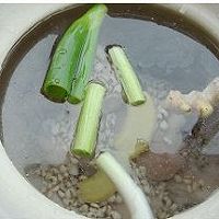 薏米猪蹄汤的做法图解3