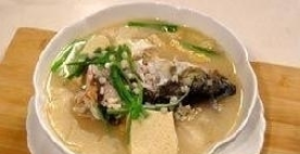 冻豆腐炖鲢鱼