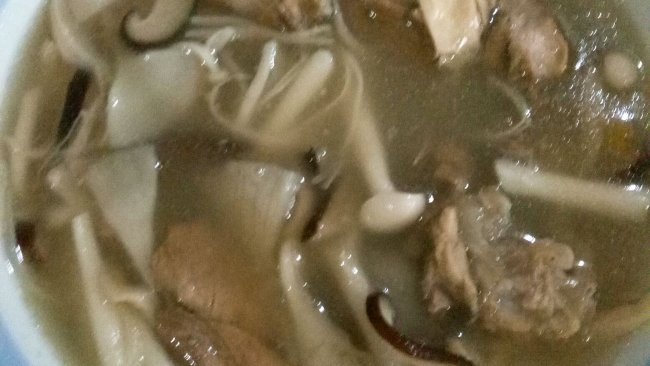 筒骨菌菇汤的做法