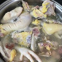 #冬季滋补花样吃法#滋补养胃的栗子鸡汤的做法图解2