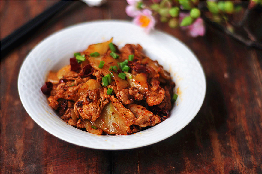 Stir fried pork slices with spicy vegetable head