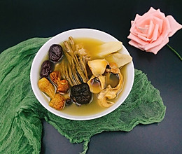 姬松茸茶树菇墨鱼汤