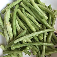 梅干豆角的做法图解1