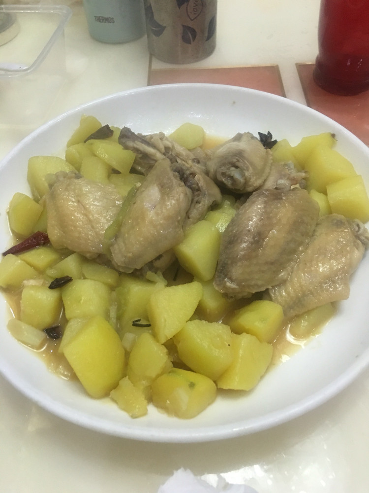 土豆炖鸡翅的做法
