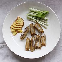 萝卜闷圣子（口味鲜美）的做法图解1