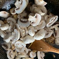 口蘑鸡腿肉的做法图解12