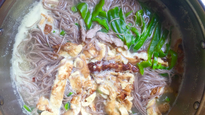 青椒肉丝鸡蛋荞麦面