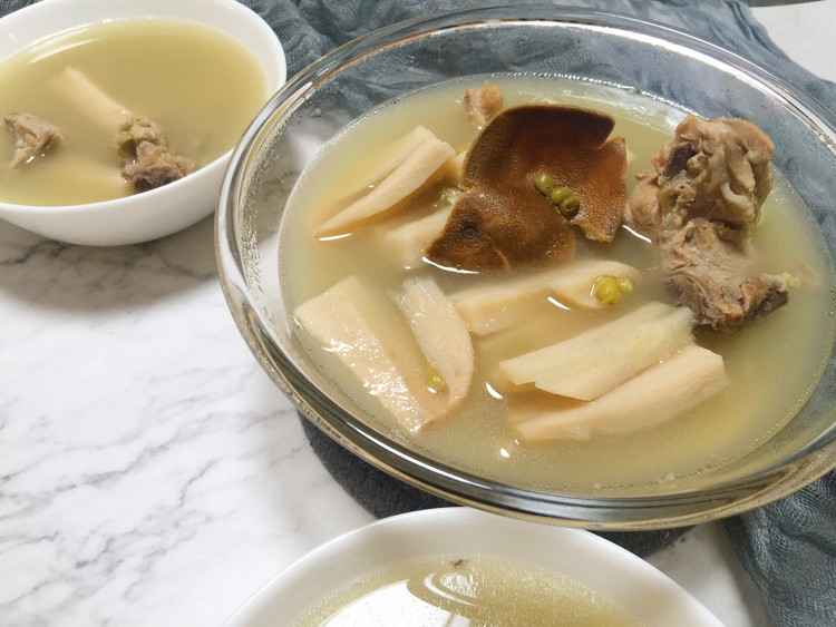 广东妹子的拿手广东汤——绿豆莲藕猪骨汤的做法