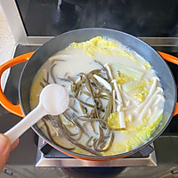 冬季暖胃汤，汤浓味鲜蔬菜菌菇海带汤的做法图解10