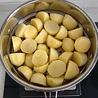 香辣干煎小土豆的做法图解2