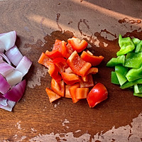 #春日时令，美味尝鲜#洋葱黑木耳炒鸡蛋的做法图解2