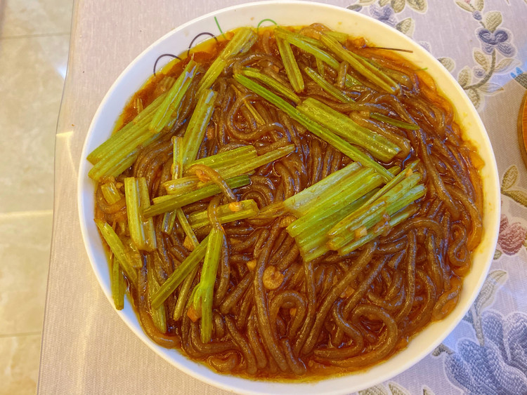 芹菜炒粉的做法