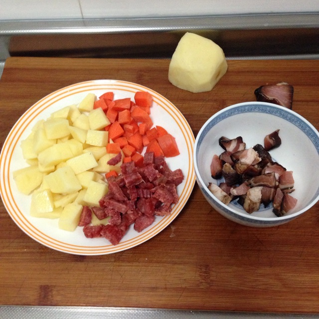 ＃松下饭煲年味#胡萝卜土豆双腊饭的做法图解2