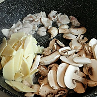 白蘑冬笋炒肉丝的做法图解4