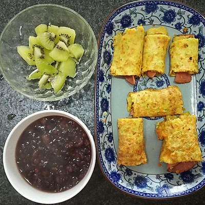 宝宝早餐食谱：蛋饼火腿+八宝粥+奇异果