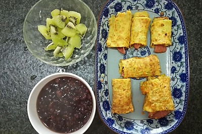 宝宝早餐食谱：蛋饼火腿+八宝粥+奇异果