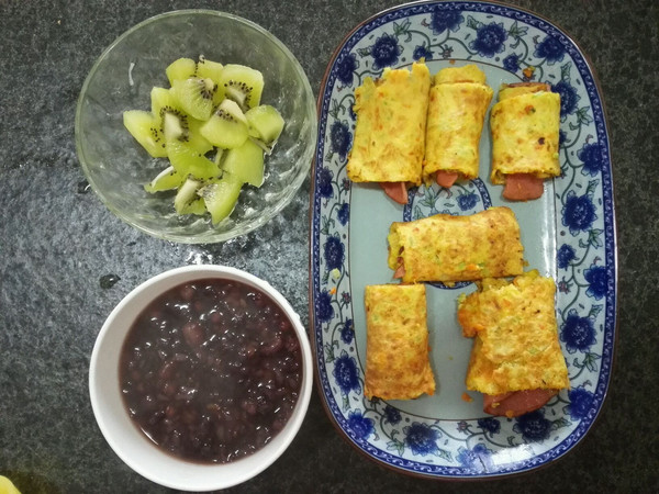 宝宝早餐食谱：蛋饼火腿+八宝粥+奇异果