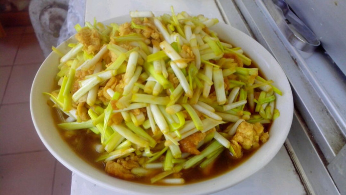 （春饼必备菜）蒜黄炒鸡蛋