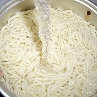 芹菜炒面的做法图解1