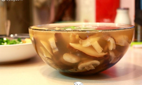菌菇肉片汤的做法