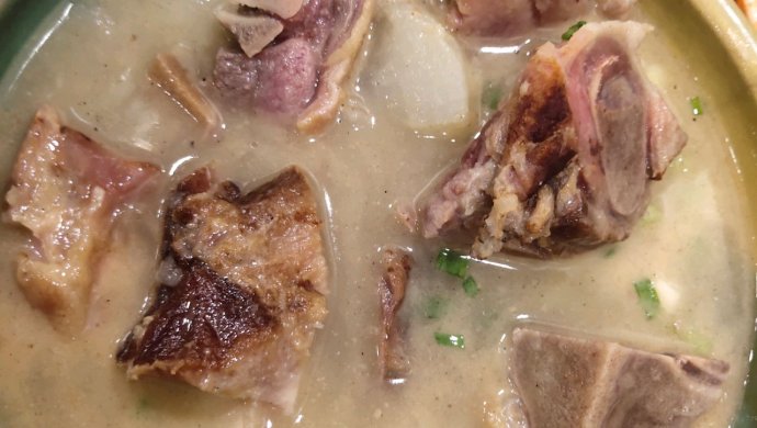 腊肉猪蹄炖白萝卜