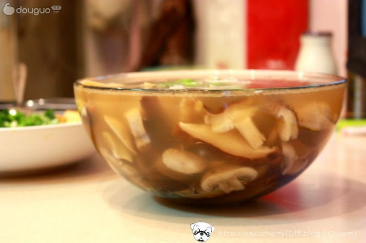 菌菇肉片汤的做法