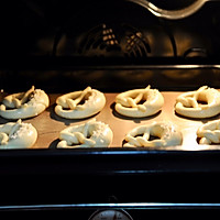 布雷结Brezel#美味烤箱菜，就等你来做！#的做法图解16
