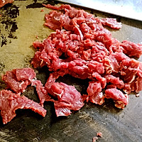 砂锅版双椒炒牛肉的做法图解2