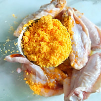 网红美食简单做，咸蛋黄炸鸡翅的做法图解4