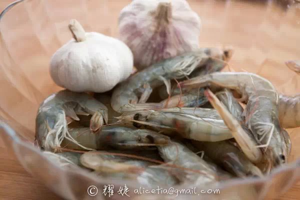 过年菜轻松做——蒜香酥脆大虾的做法图解1