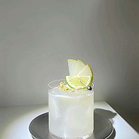 特调鸡尾酒｜柠檬梨金酒的做法图解2