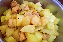 咖喱土豆炖鸡胸肉还有减油的黄瓜哦的做法