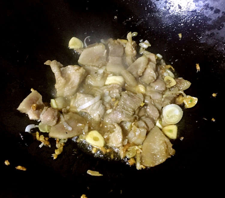 五花肉炖豆腐海带的做法图解8