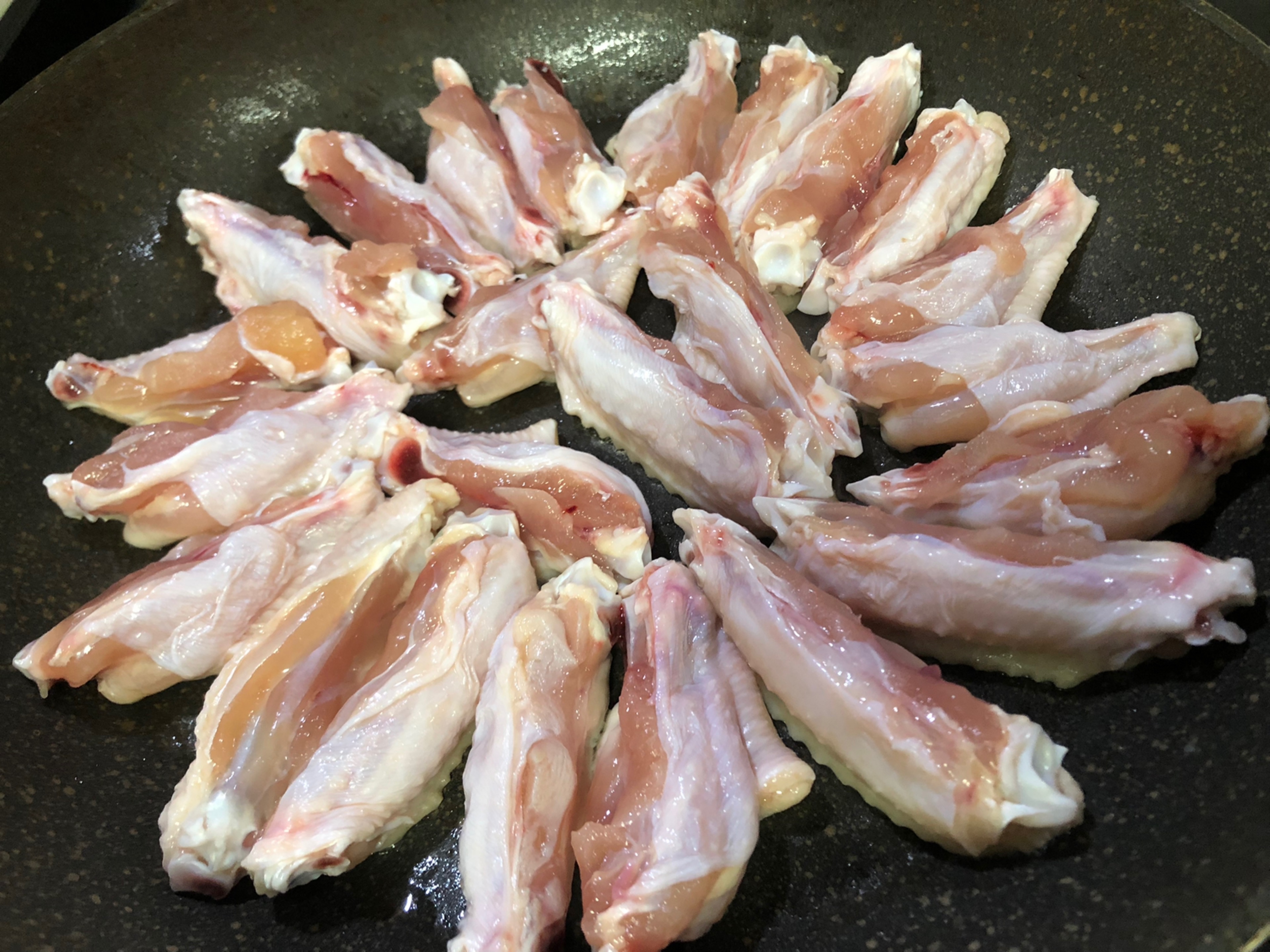 广东盐焗鸡翅的做法，教你轻松做出来，咸香好吃，吃着太爽了