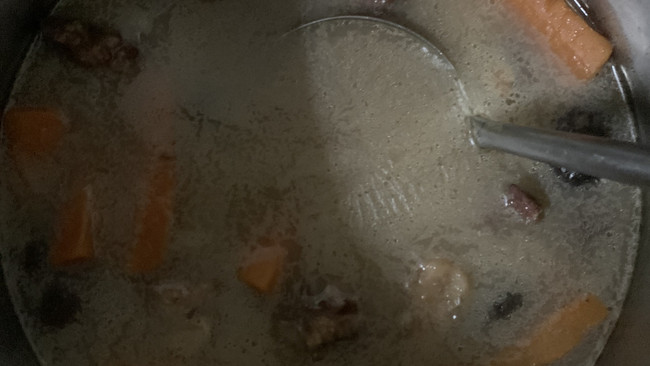 红萝卜玉米猪骨汤的做法