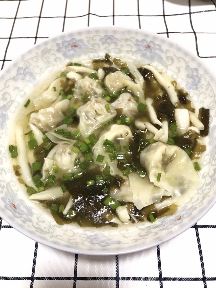 裙带菜海鲜菇馄饨汤的做法