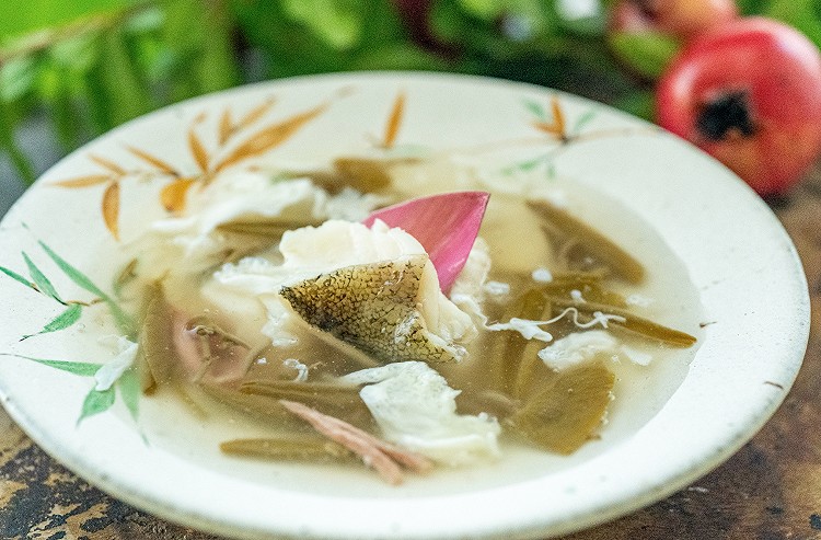 鳕鱼莼菜汤的做法