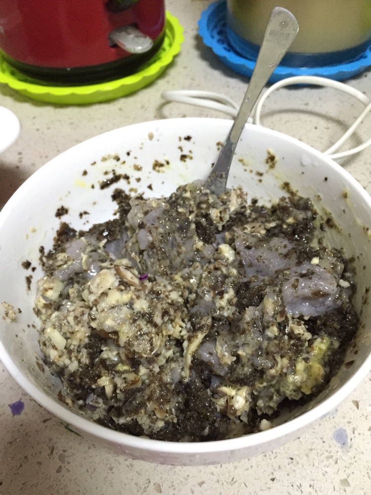 鲜虾木耳香菇馅儿饺子的做法图解2