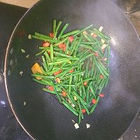 豇豆角炒辣椒的做法图解5