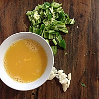 蚕豆炒鸡蛋的做法图解2