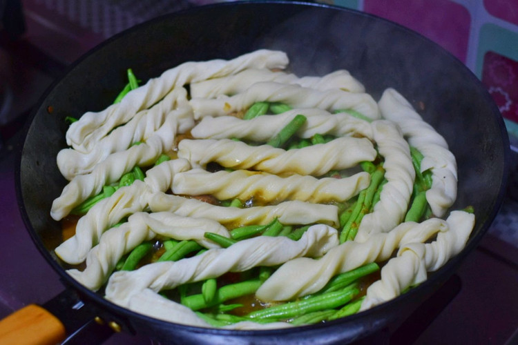 肉锅粘卷子的做法