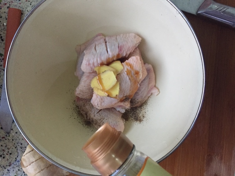 土豆炖鸡翅的做法图解2