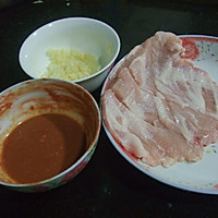 红腐乳蒜蓉烤猪颈肉的做法图解2