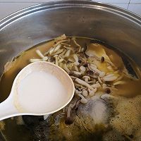 #挪威三文鱼#咖喱菌菇三文鱼头汤的做法图解7