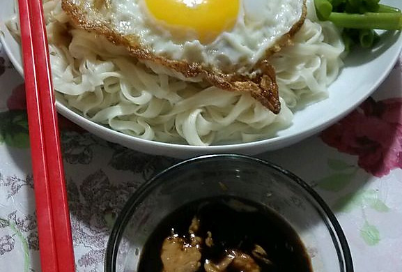 腊肠花生酱拌面
