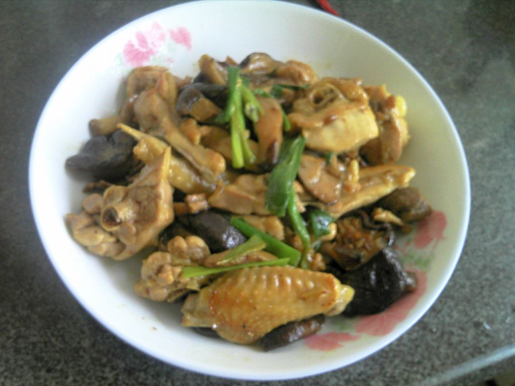 别拿香菇炖鸡当作“小鸡炖蘑菇”，这道东北名菜，原料做法不简单__财经头条