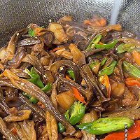 #外婆乡炒出火锅香#鹿茸菇炒肉的做法图解3