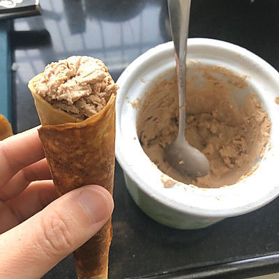 鸡蛋卷巧克力甜筒